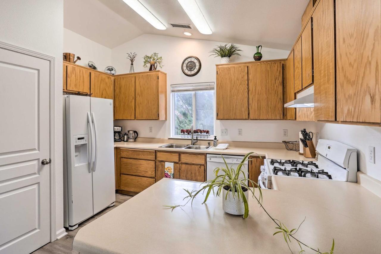 Mount Shasta Escape With Balcony About Walk To Dtwn Villa Exterior foto
