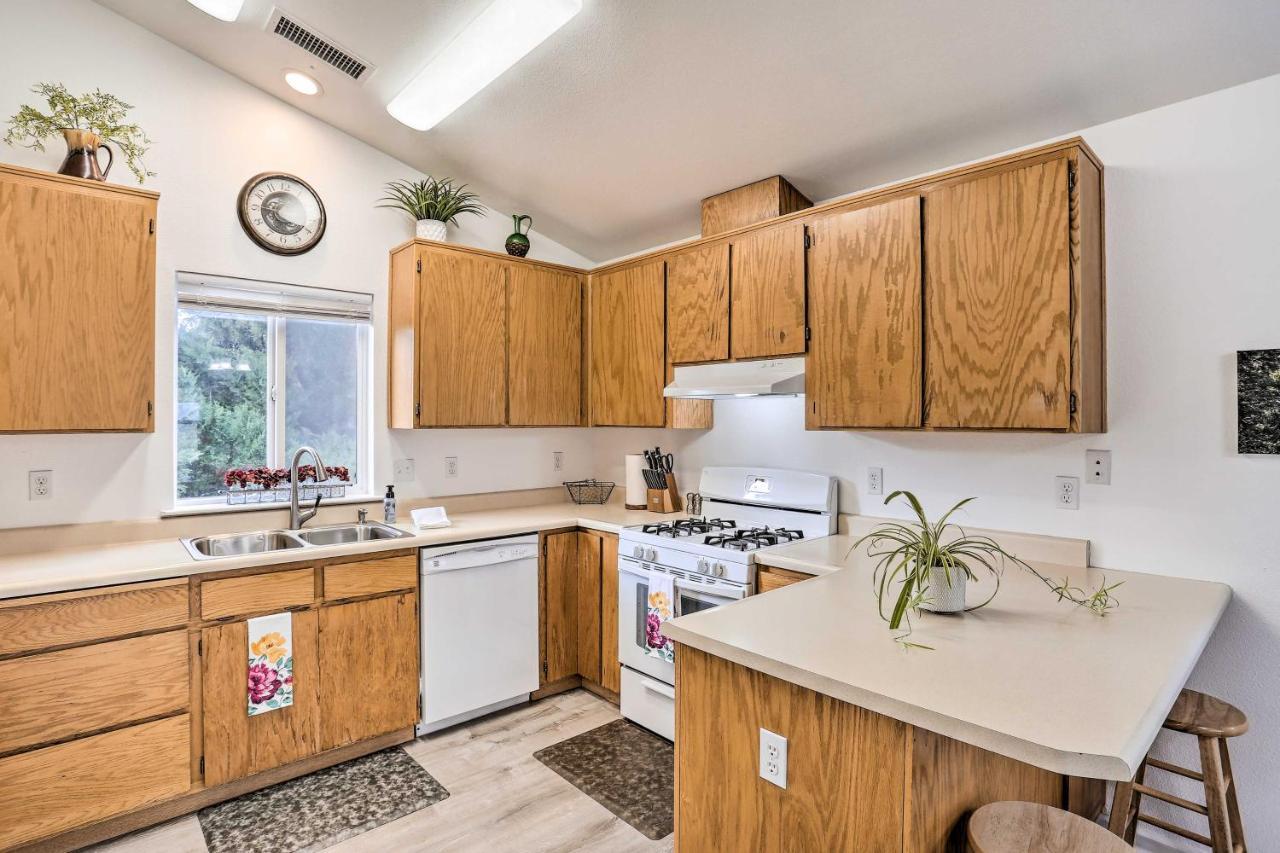 Mount Shasta Escape With Balcony About Walk To Dtwn Villa Exterior foto
